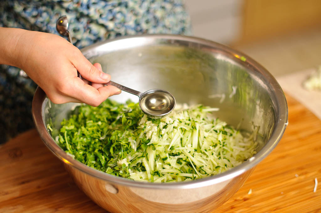 Капуста с оливковым маслом. Перемешивать салат. Добавляет масло в салат. Перемешивание салата в чашке фото. Можно ли в миску для салата варить.